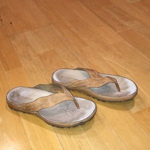 Naturalizer tan leather sandals